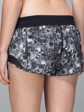 Lululemon Hotty Hot Short 2.5'' in Flowabunga Black Angel Wing Size 8
